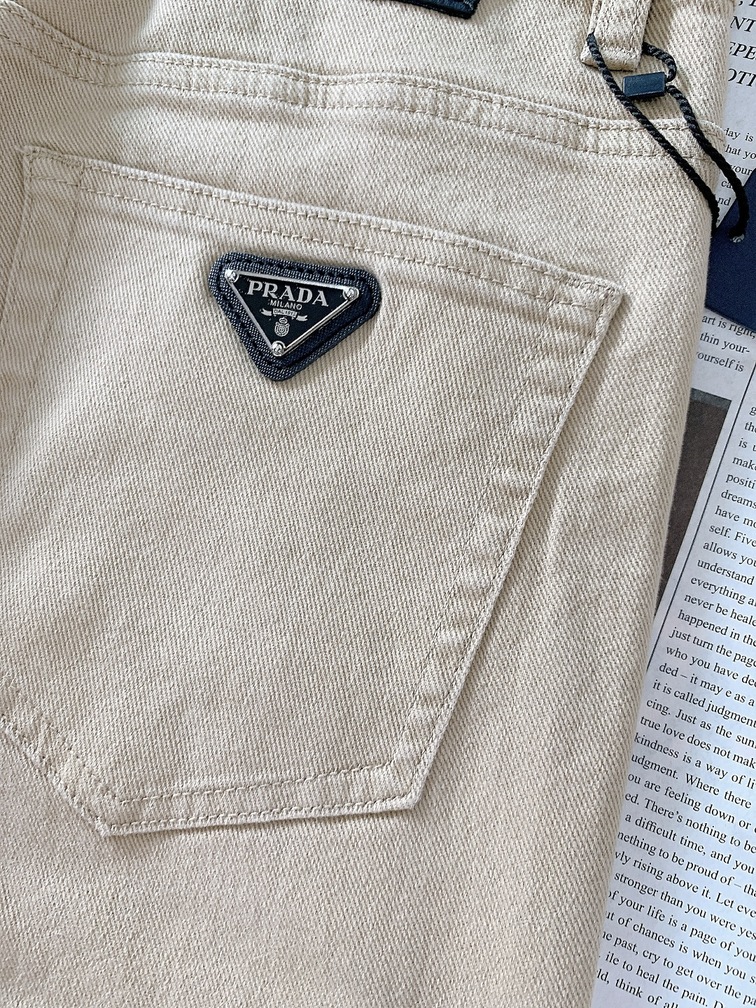 Prada 普拉达 2025FW秋冬新品高级时装感，重工洗水牛仔裤。面料很特殊，超细精仿棉纱混纺，超柔舒