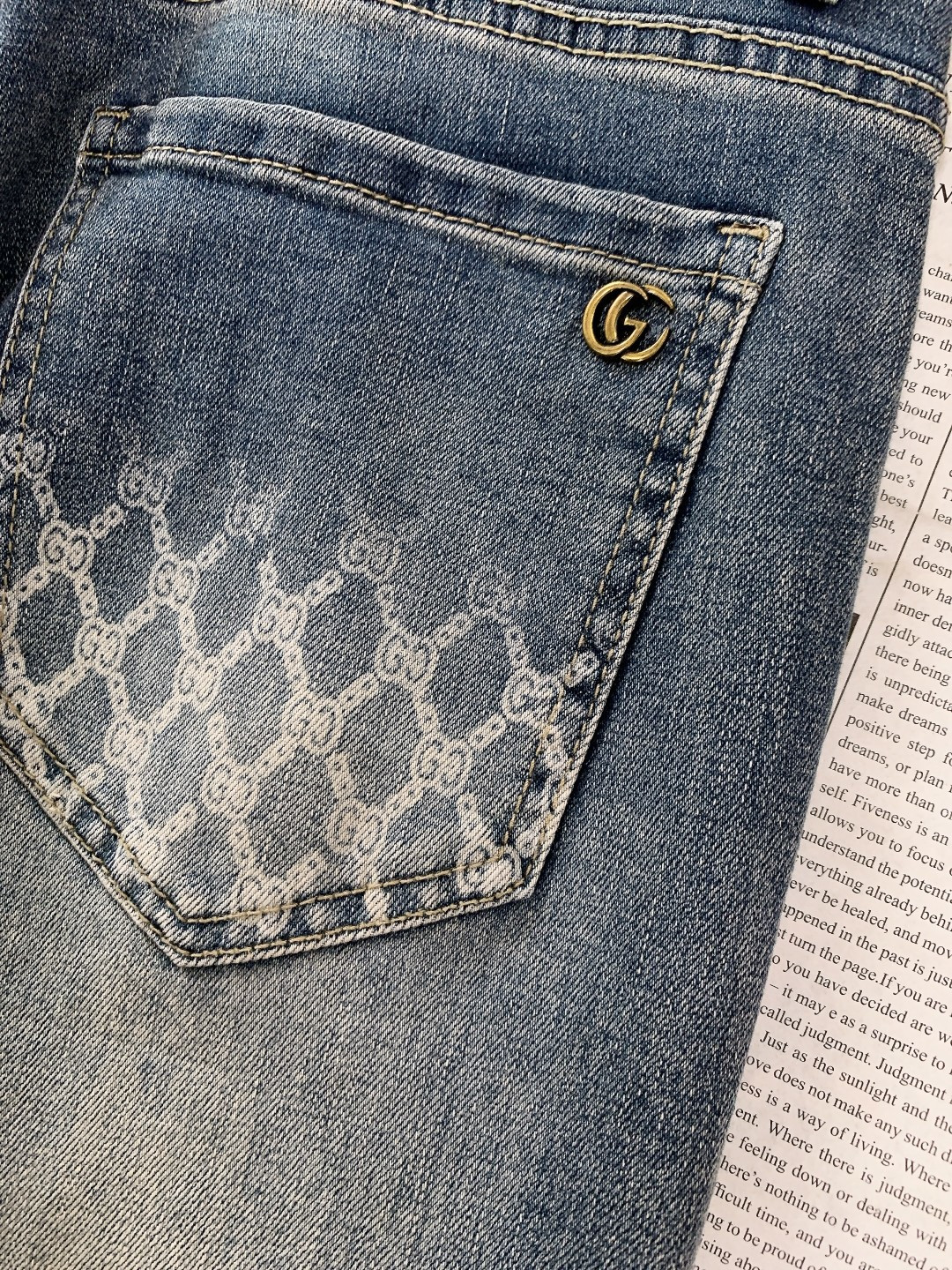 Gucci 古驰 王炸款牛仔裤👖独爱这一条，经典直筒牛仔裤…… 重工洗水工艺…..开模定制五金配件，直筒
