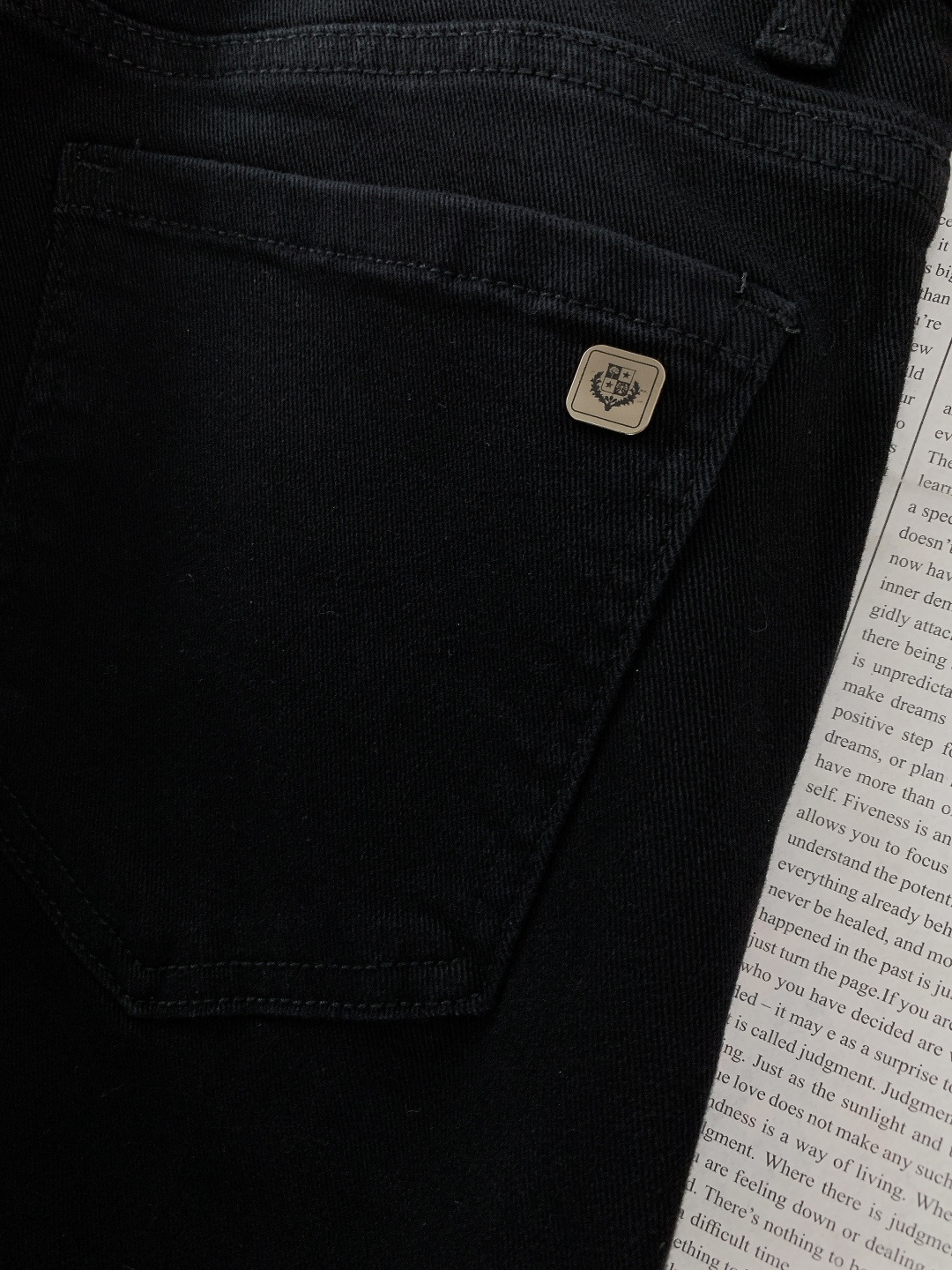 LoroPiana L.P FW秋冬新品高级时装感，重工洗水牛仔裤。面料很特殊，超细精仿棉纱混纺，超柔舒