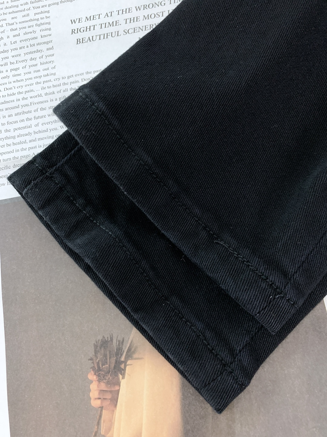 LoroPiana L.P FW秋冬新品高级时装感，重工洗水牛仔裤。面料很特殊，超细精仿棉纱混纺，超柔舒