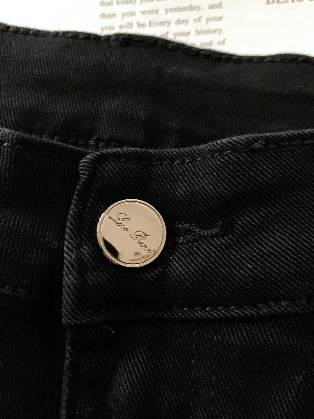 LoroPiana L.P FW秋冬新品高级时装感，重工洗水牛仔裤。面料很特殊，超细精仿棉纱混纺，超柔舒