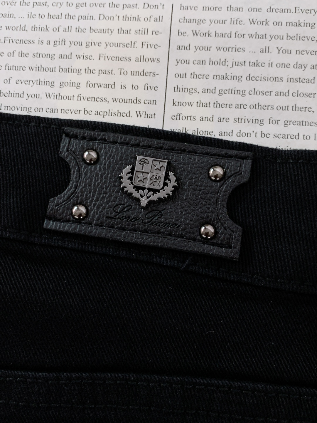 LoroPiana L.P FW秋冬新品高级时装感，重工洗水牛仔裤。面料很特殊，超细精仿棉纱混纺，超柔舒