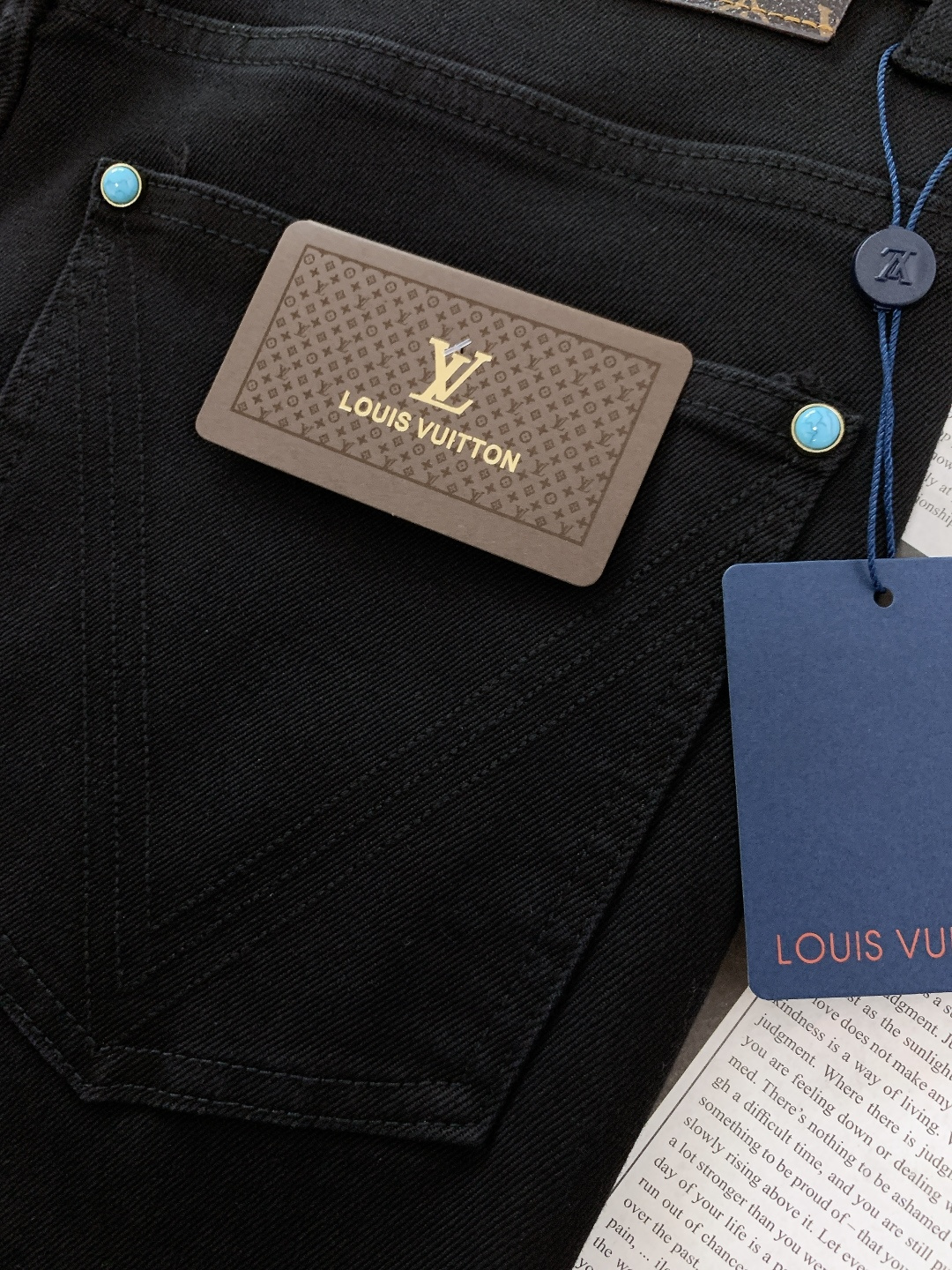 LouisVuitton 路易威登 2025FW秋冬新品高级时装感，重工洗水牛仔裤。面料很特殊，超细精仿