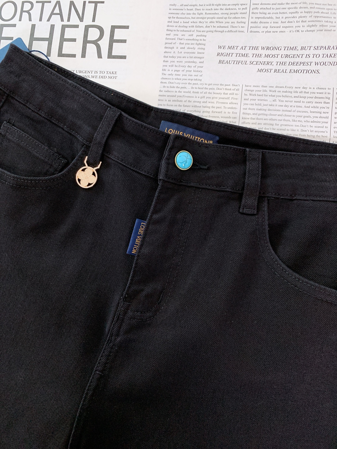 LouisVuitton 路易威登 2025FW秋冬新品高级时装感，重工洗水牛仔裤。面料很特殊，超细精仿