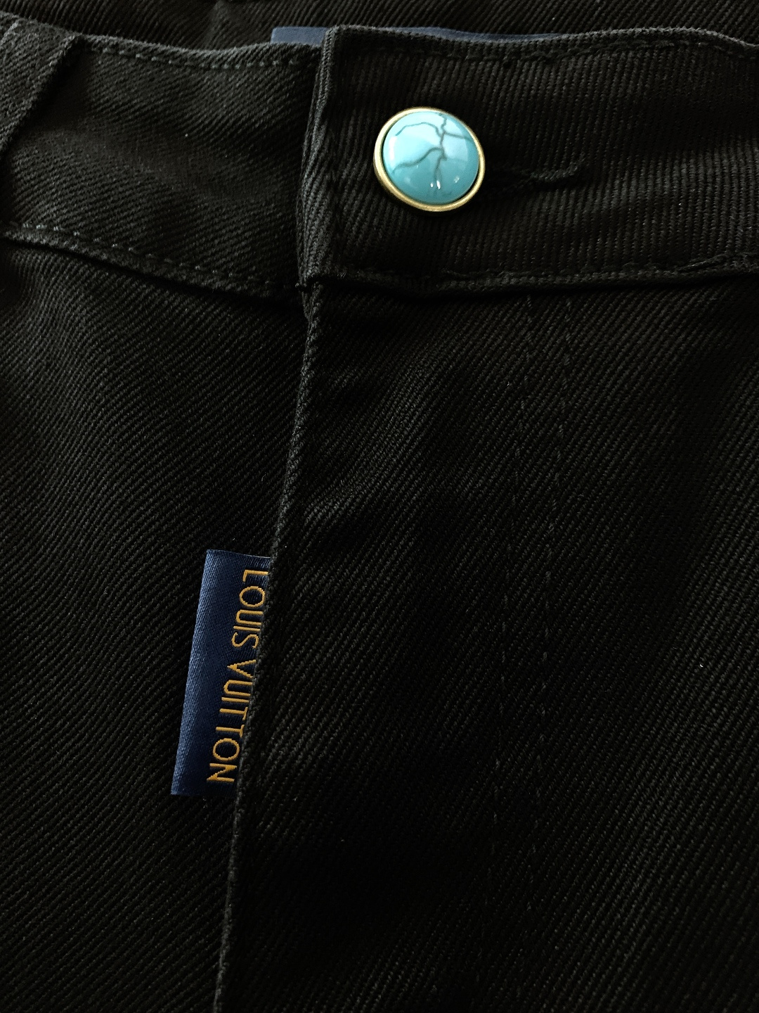 LouisVuitton 路易威登 2025FW秋冬新品高级时装感，重工洗水牛仔裤。面料很特殊，超细精仿