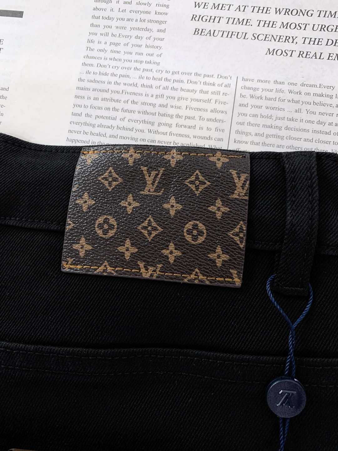 LouisVuitton 路易威登 2025FW秋冬新品高级时装感，重工洗水牛仔裤。面料很特殊，超细精仿