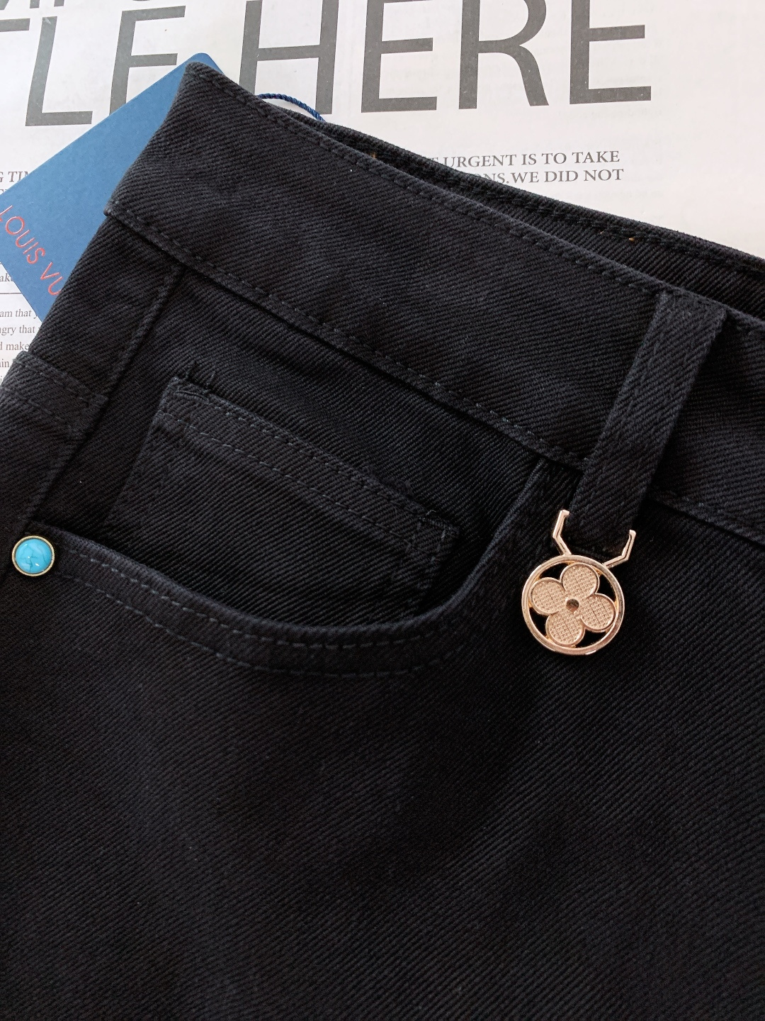 LouisVuitton 路易威登 2025FW秋冬新品高级时装感，重工洗水牛仔裤。面料很特殊，超细精仿