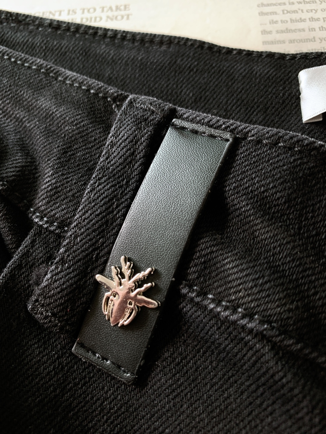 Dior Homme 迪奥·桀傲 2025FW秋冬新品高级时装感，重工洗水牛仔裤。面料很特殊，超细精仿棉