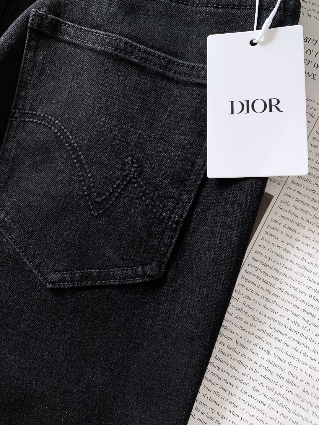 Dior Homme 迪奥·桀傲 2025FW秋冬新品高级时装感，重工洗水牛仔裤。面料很特殊，超细精仿棉