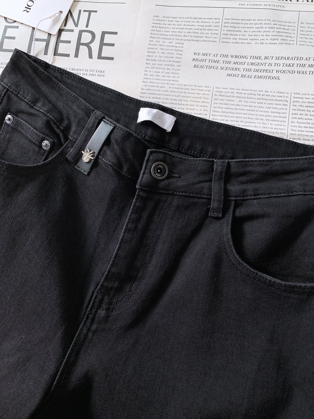 Dior Homme 迪奥·桀傲 2025FW秋冬新品高级时装感，重工洗水牛仔裤。面料很特殊，超细精仿棉