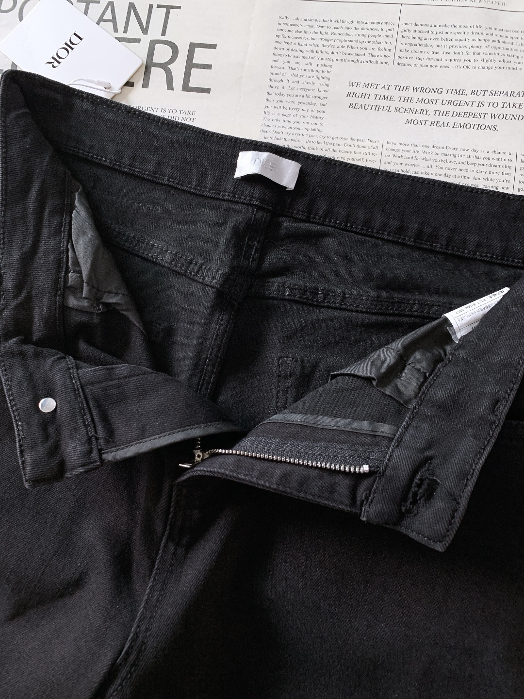 Dior Homme 迪奥·桀傲 2025FW秋冬新品高级时装感，重工洗水牛仔裤。面料很特殊，超细精仿棉