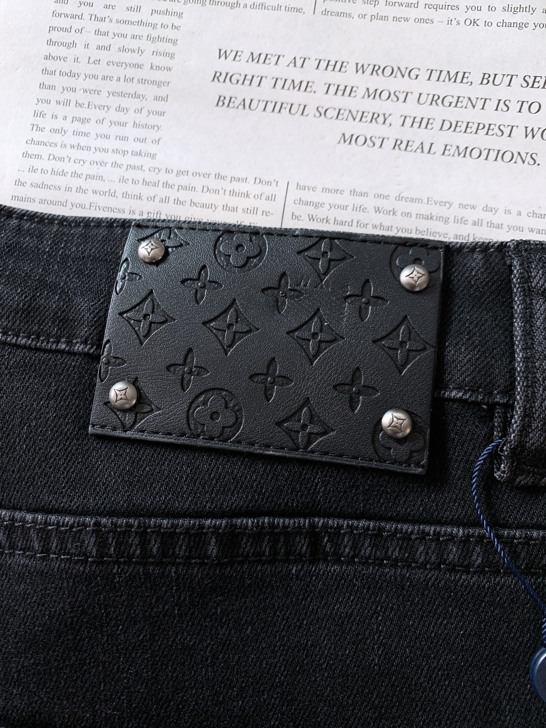 LouisVuitton 路易威登 2025FW秋冬新品高级时装感，重工洗水牛仔裤。面料很特殊，超细精仿