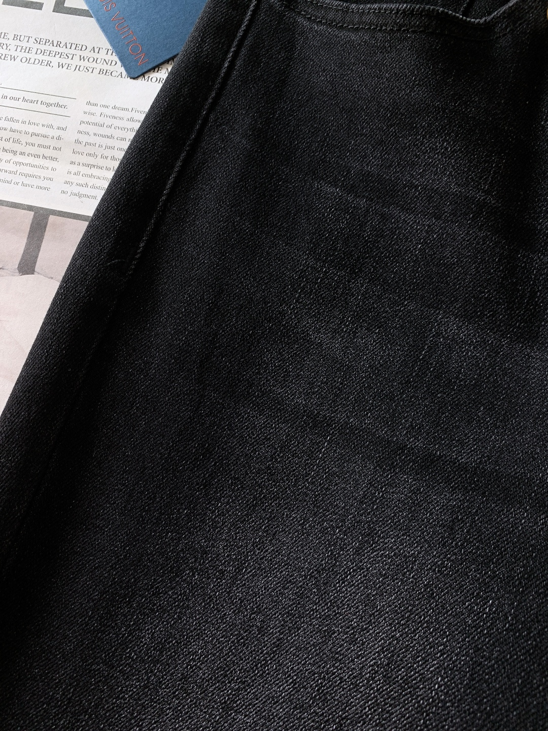 LouisVuitton 路易威登 2025FW秋冬新品高级时装感，重工洗水牛仔裤。面料很特殊，超细精仿