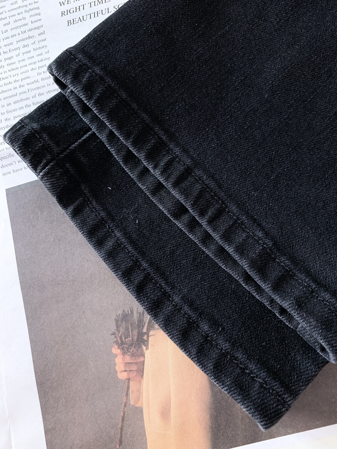 LouisVuitton 路易威登 2025FW秋冬新品高级时装感，重工洗水牛仔裤。面料很特殊，超细精仿