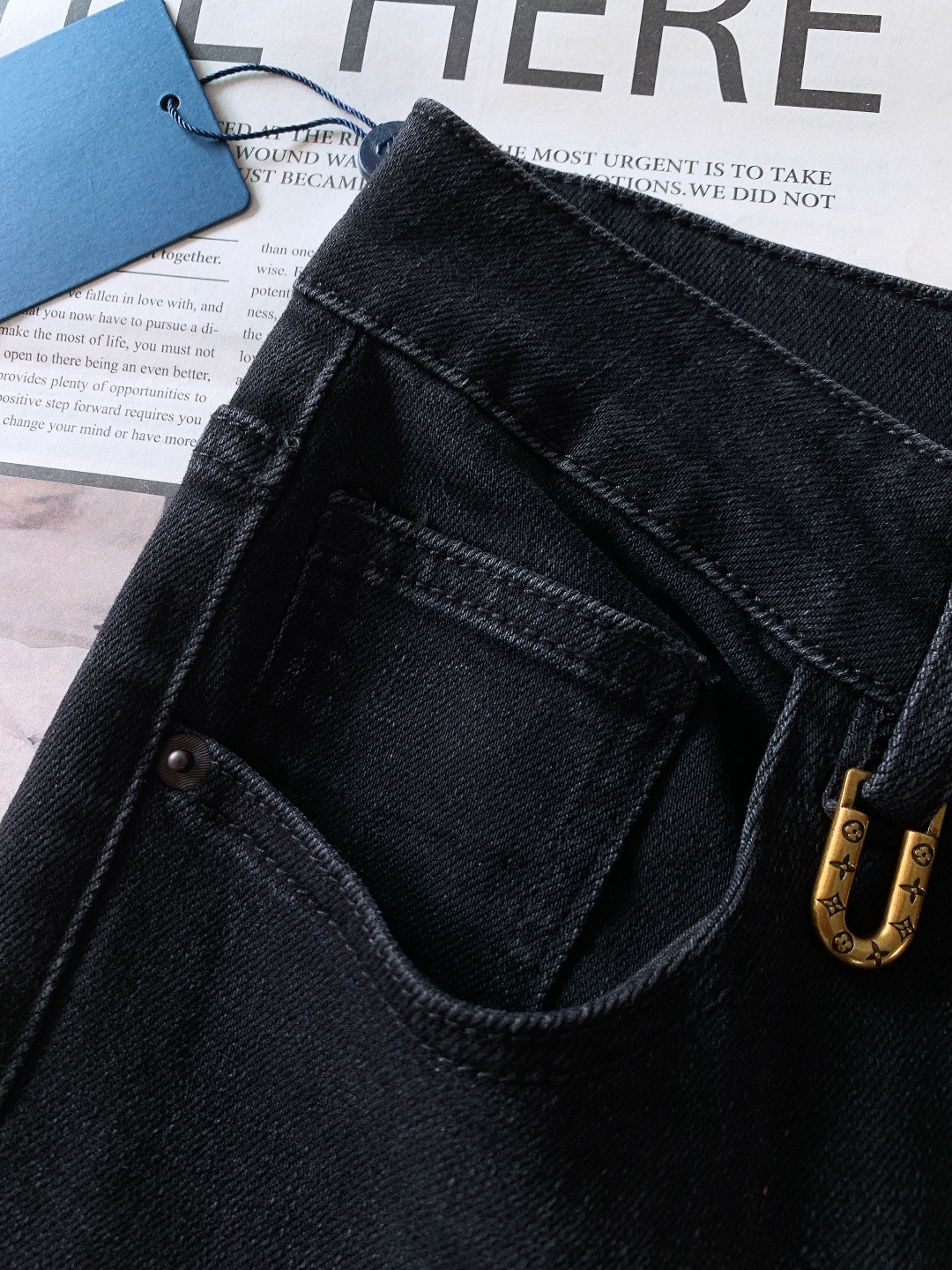 LouisVuitton 路易威登 2025FW秋冬新品高级时装感，重工洗水牛仔裤。面料很特殊，超细精仿