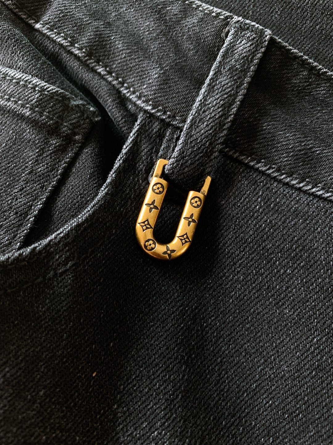 LouisVuitton 路易威登 2025FW秋冬新品高级时装感，重工洗水牛仔裤。面料很特殊，超细精仿