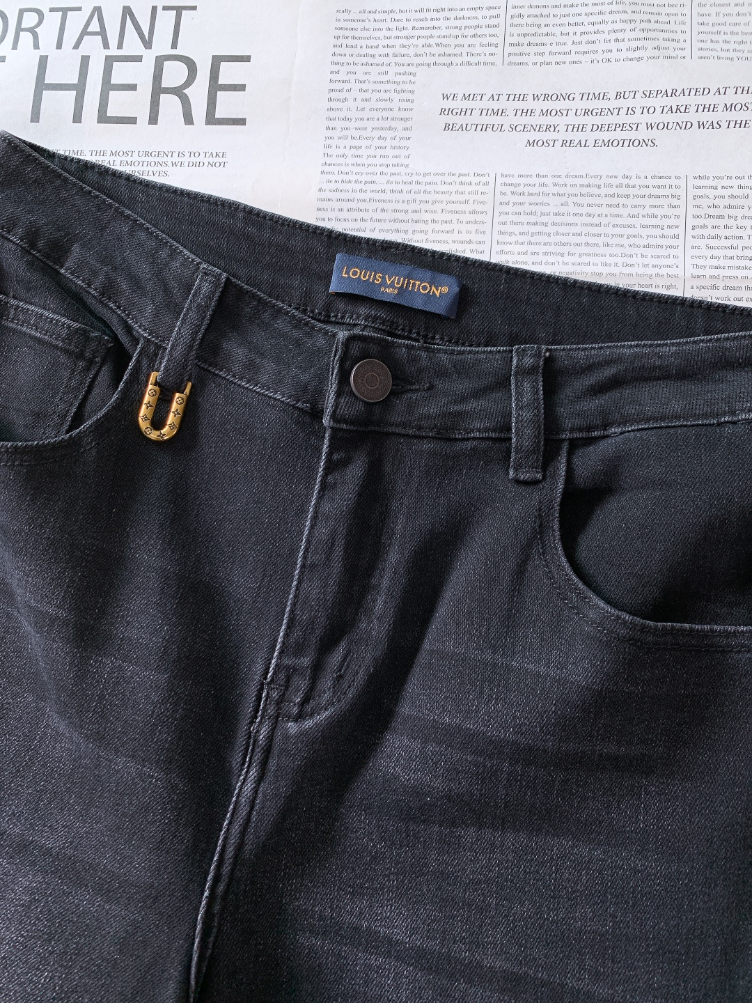 LouisVuitton 路易威登 2025FW秋冬新品高级时装感，重工洗水牛仔裤。面料很特殊，超细精仿