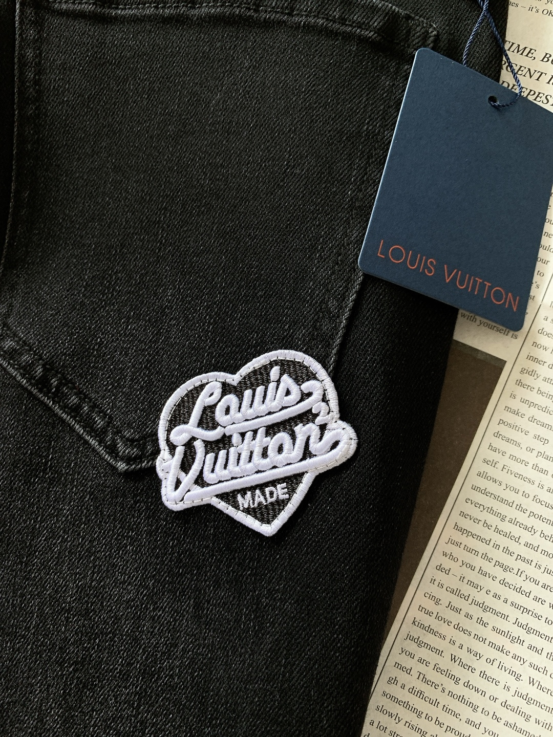 LouisVuitton 路易威登 2025FW秋冬新品高级时装感，重工洗水牛仔裤。面料很特殊，超细精仿