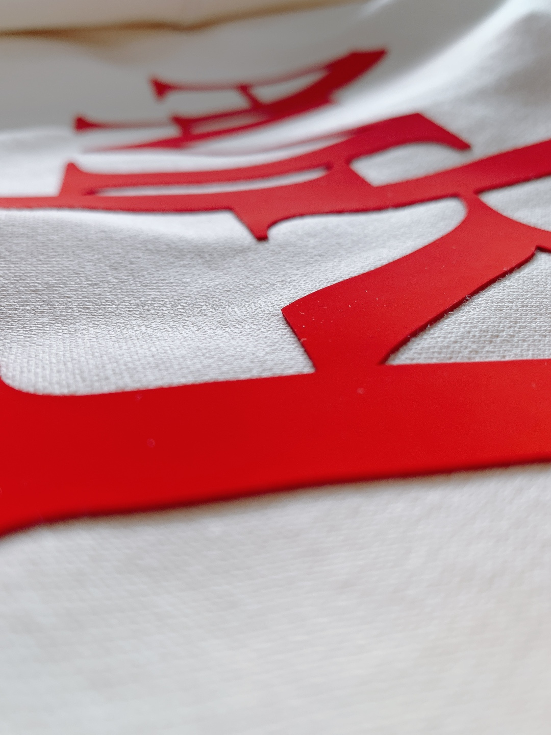 Amiri 2025FW秋冬新品 休闲连帽卫衣。甄选高支精梳棉混纺面料，触感柔软细腻且兼具挺括度，不易起