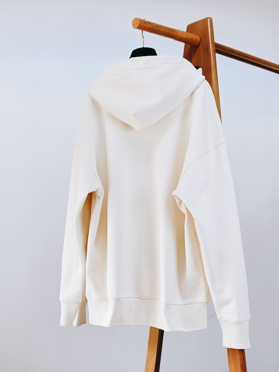 Amiri 2025FW秋冬新品 休闲连帽卫衣。甄选高支精梳棉混纺面料，触感柔软细腻且兼具挺括度，不易起