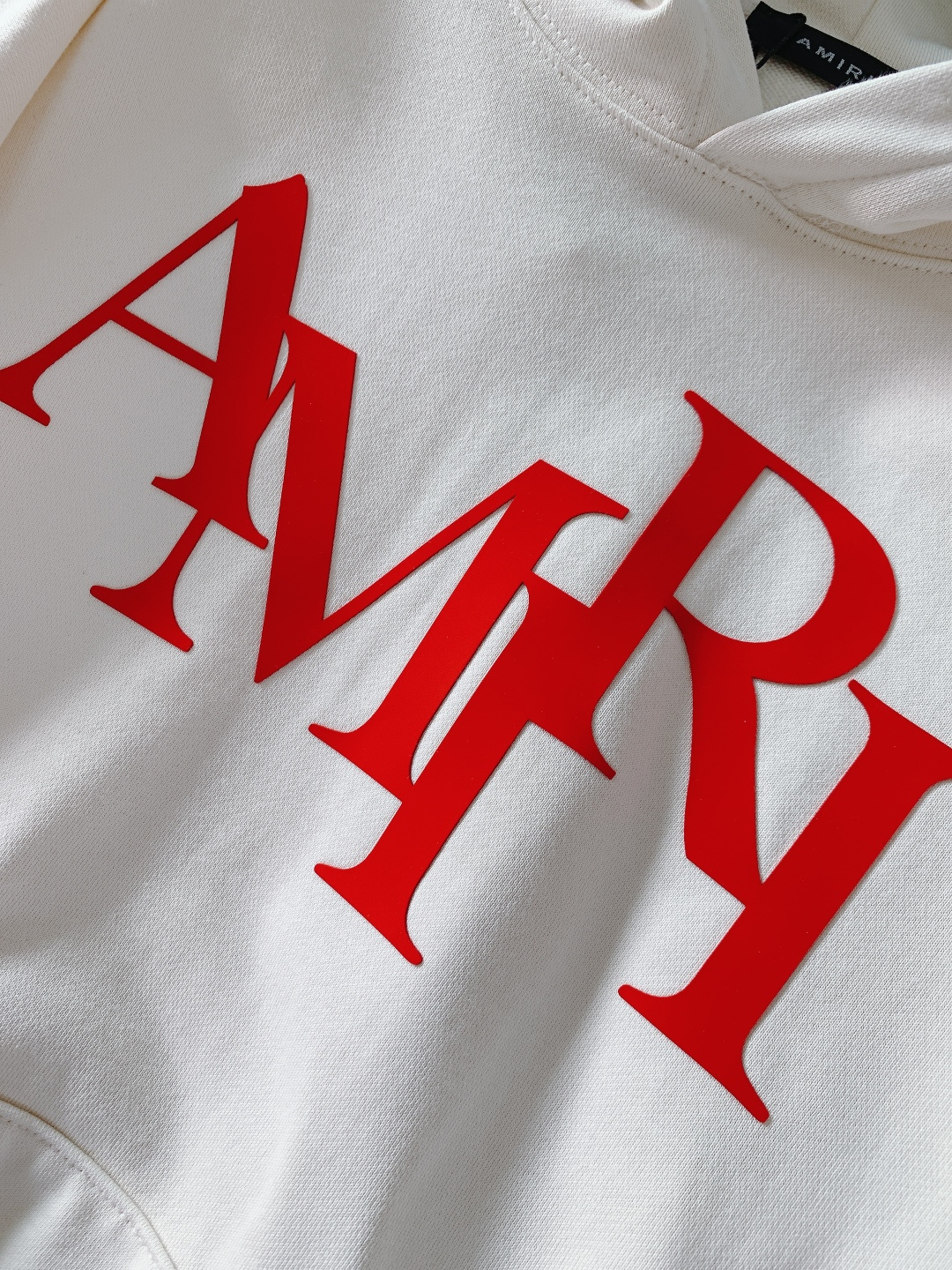 Amiri 2025FW秋冬新品 休闲连帽卫衣。甄选高支精梳棉混纺面料，触感柔软细腻且兼具挺括度，不易起