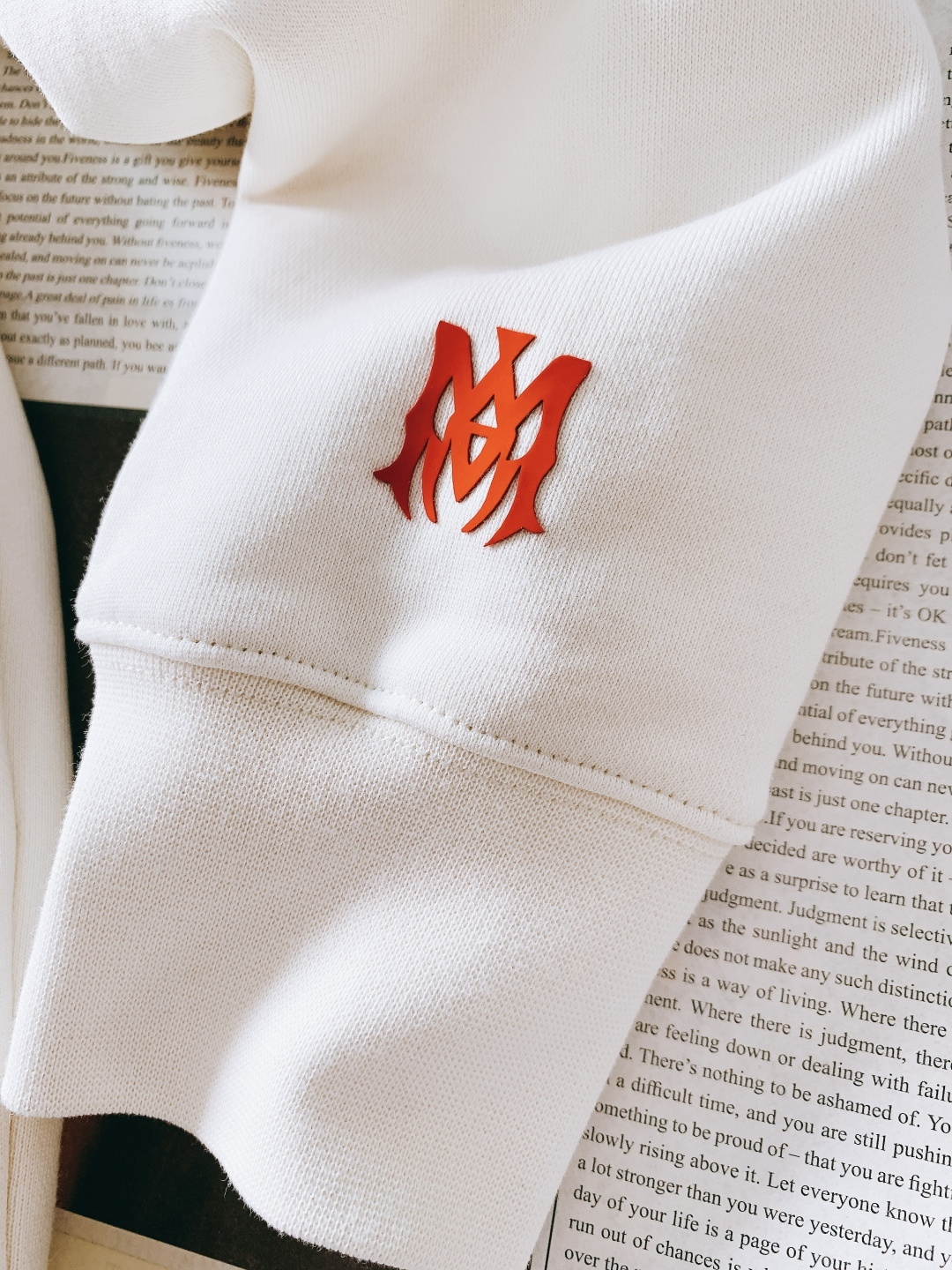 Amiri 2025FW秋冬新品 休闲连帽卫衣。甄选高支精梳棉混纺面料，触感柔软细腻且兼具挺括度，不易起