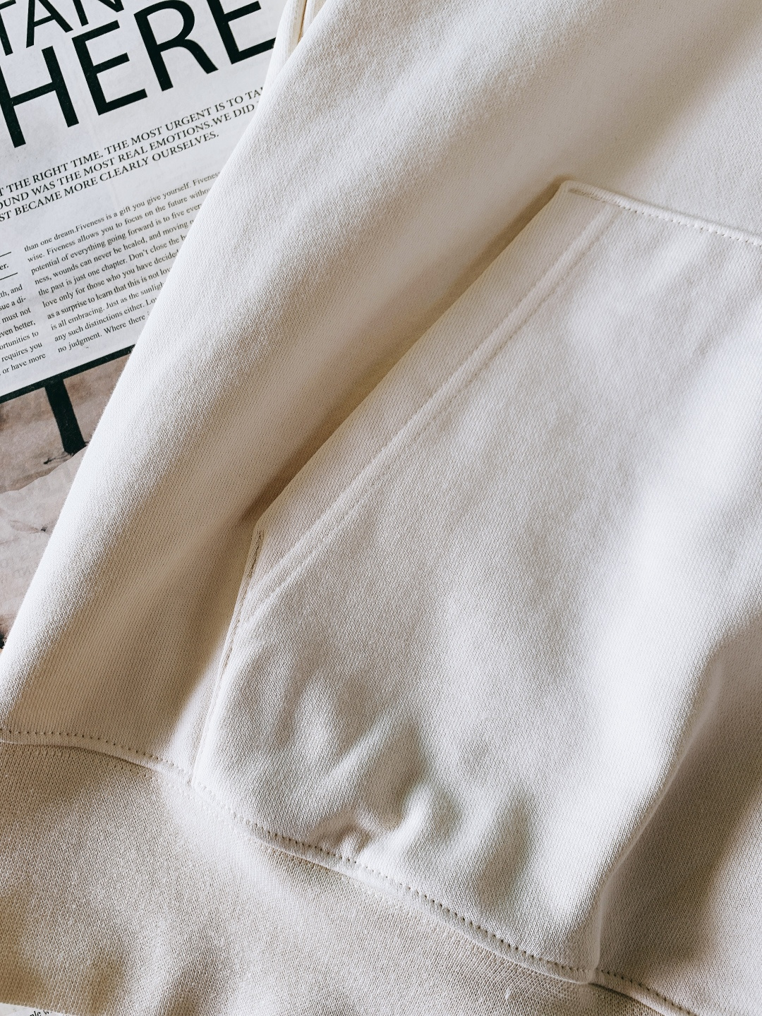 Amiri 2025FW秋冬新品 休闲连帽卫衣。甄选高支精梳棉混纺面料，触感柔软细腻且兼具挺括度，不易起