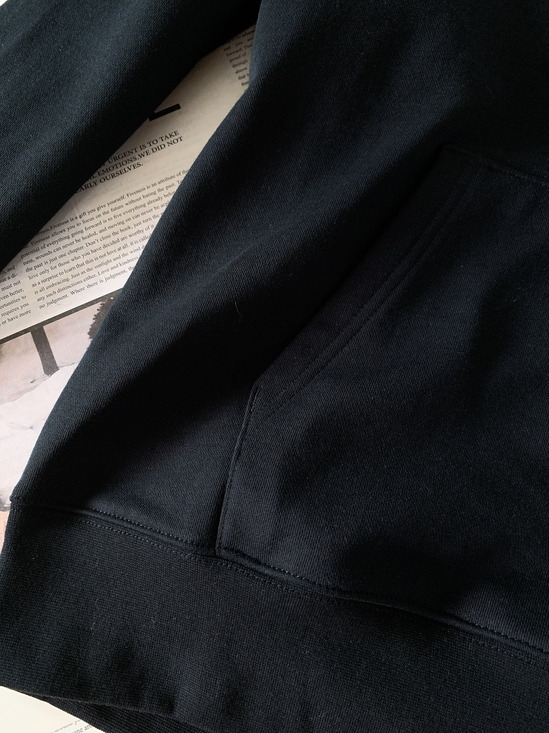 Amiri 2025FW秋冬新品 休闲连帽卫衣。甄选高支精梳棉混纺面料，触感柔软细腻且兼具挺括度，不易起