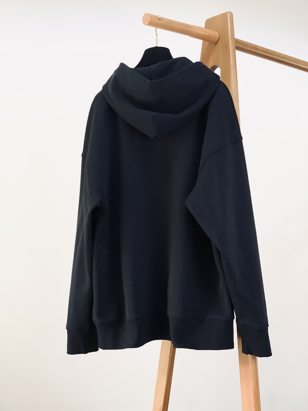 Amiri 2025FW秋冬新品 休闲连帽卫衣。甄选高支精梳棉混纺面料，触感柔软细腻且兼具挺括度，不易起