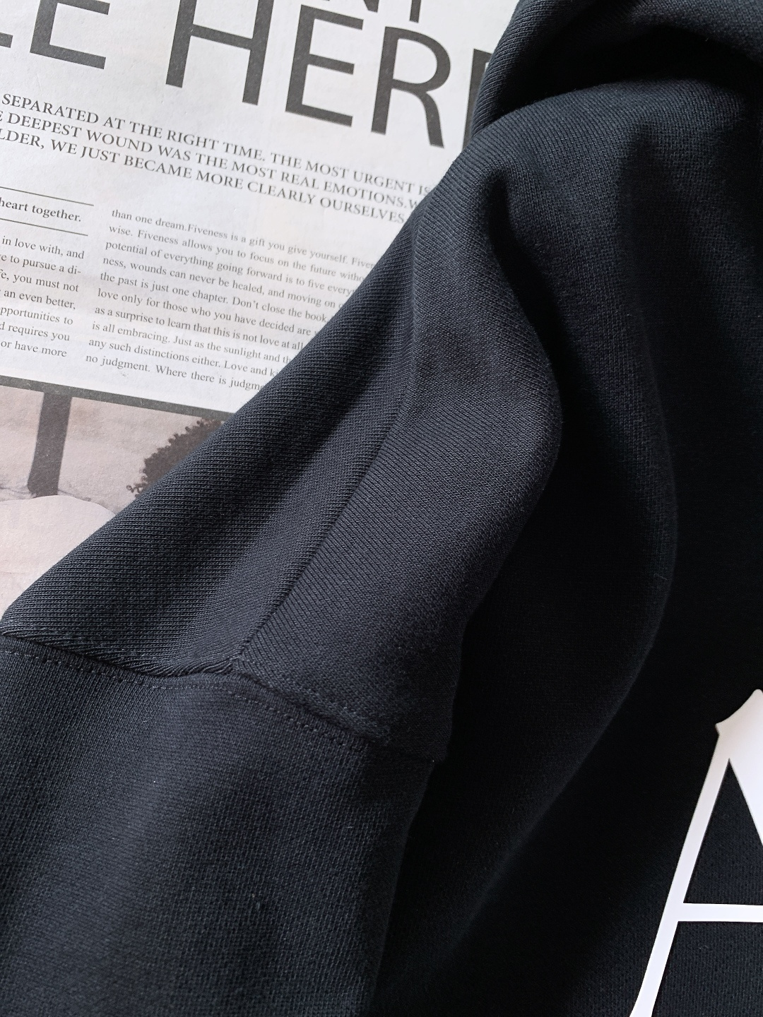 Amiri 2025FW秋冬新品 休闲连帽卫衣。甄选高支精梳棉混纺面料，触感柔软细腻且兼具挺括度，不易起