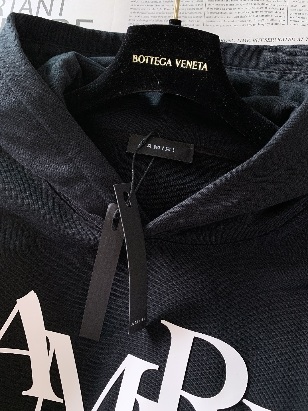 Amiri 2025FW秋冬新品 休闲连帽卫衣。甄选高支精梳棉混纺面料，触感柔软细腻且兼具挺括度，不易起