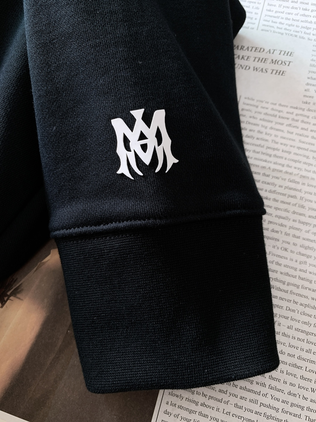 Amiri 2025FW秋冬新品 休闲连帽卫衣。甄选高支精梳棉混纺面料，触感柔软细腻且兼具挺括度，不易起