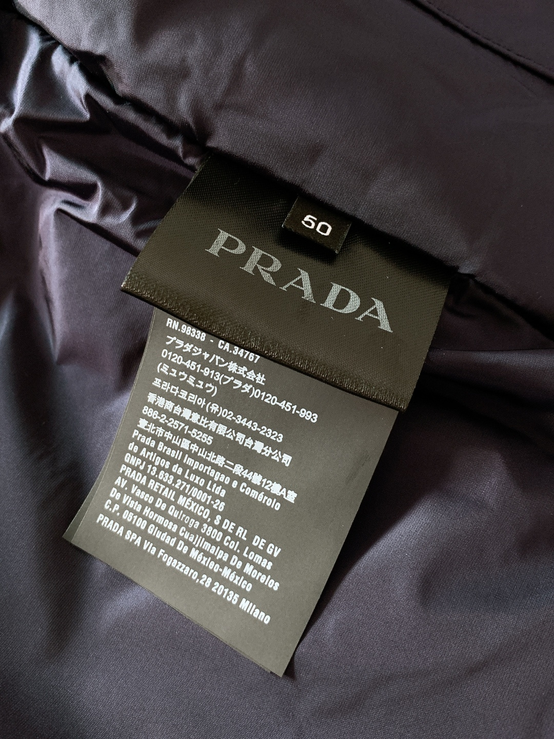 Prada 普拉达 2025FW秋冬新品 Re-Nylon 连帽羽绒服。采用Prada Re-Nylon
