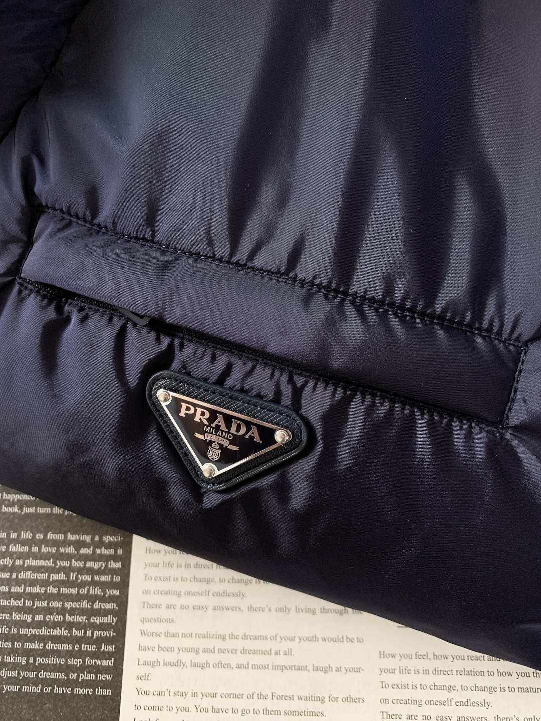 Prada 普拉达 2025FW秋冬新品 Re-Nylon 连帽羽绒服。采用Prada Re-Nylon