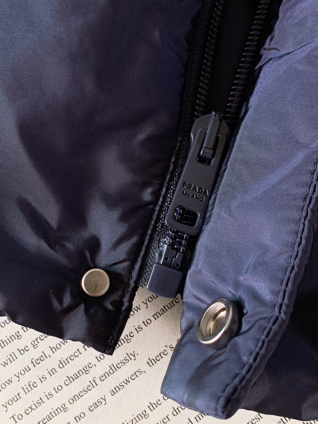 Prada 普拉达 2025FW秋冬新品 Re-Nylon 连帽羽绒服。采用Prada Re-Nylon