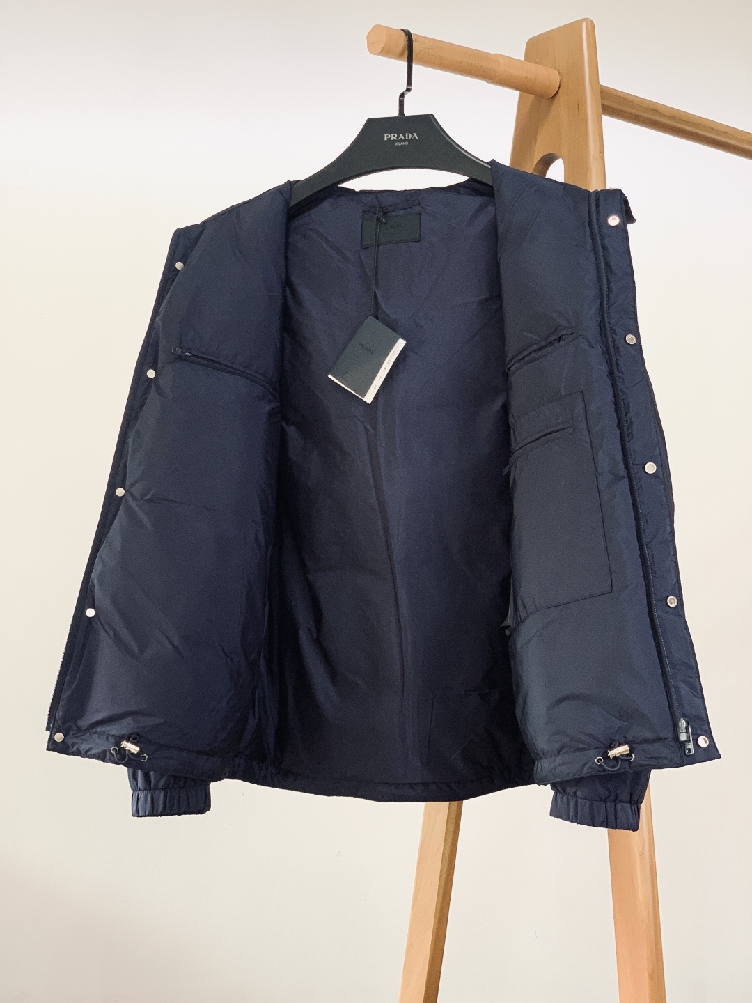 Prada 普拉达 2025FW秋冬新品 Re-Nylon 连帽羽绒服。采用Prada Re-Nylon