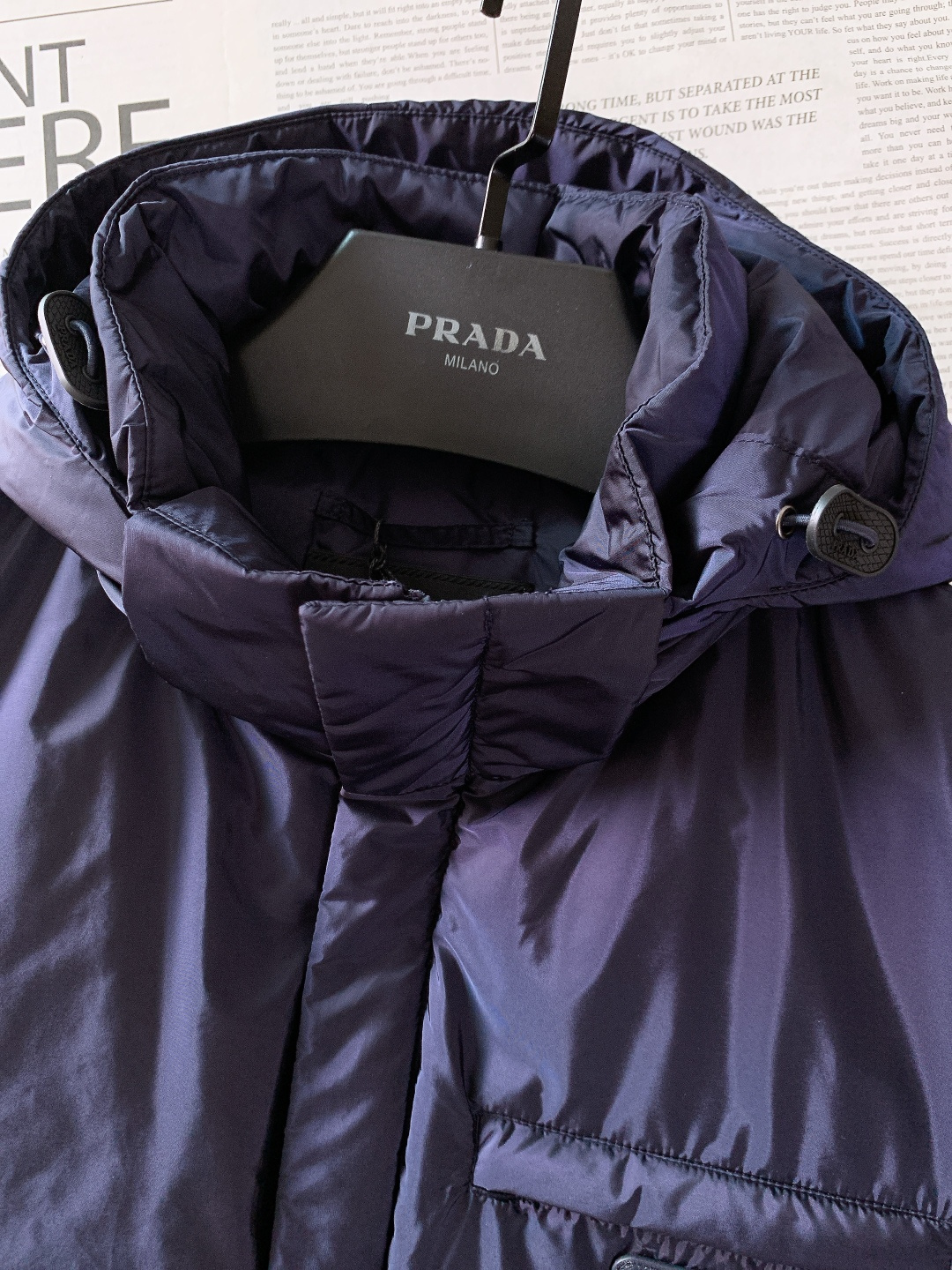 Prada 普拉达 2025FW秋冬新品 Re-Nylon 连帽羽绒服。采用Prada Re-Nylon