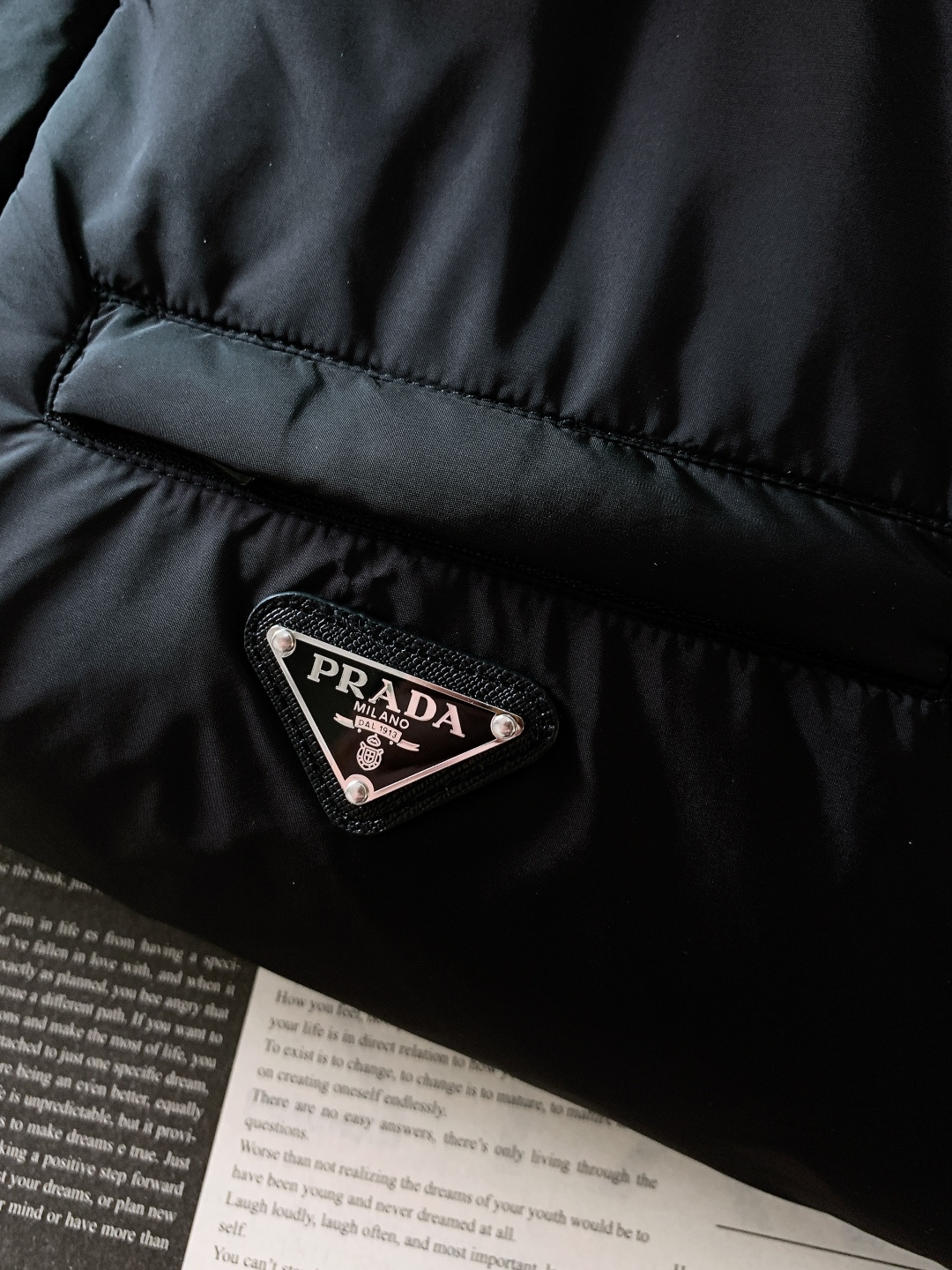 Prada 普拉达 2025FW秋冬新品 Re-Nylon 连帽羽绒服。采用Prada Re-Nylon