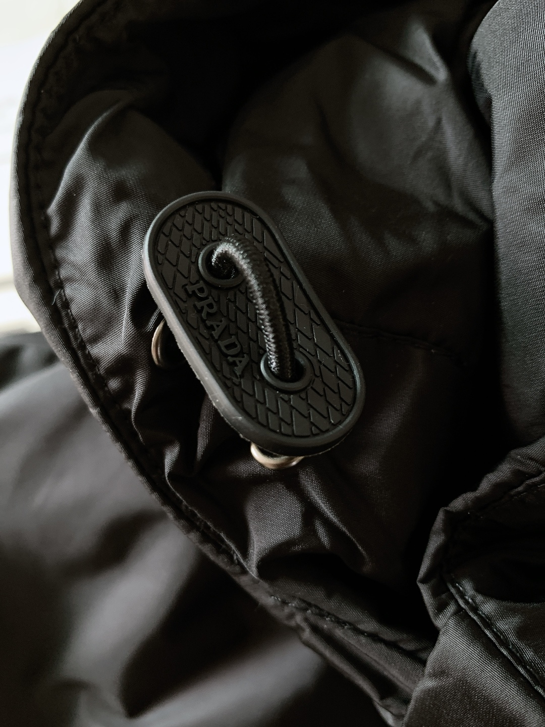 Prada 普拉达 2025FW秋冬新品 Re-Nylon 连帽羽绒服。采用Prada Re-Nylon