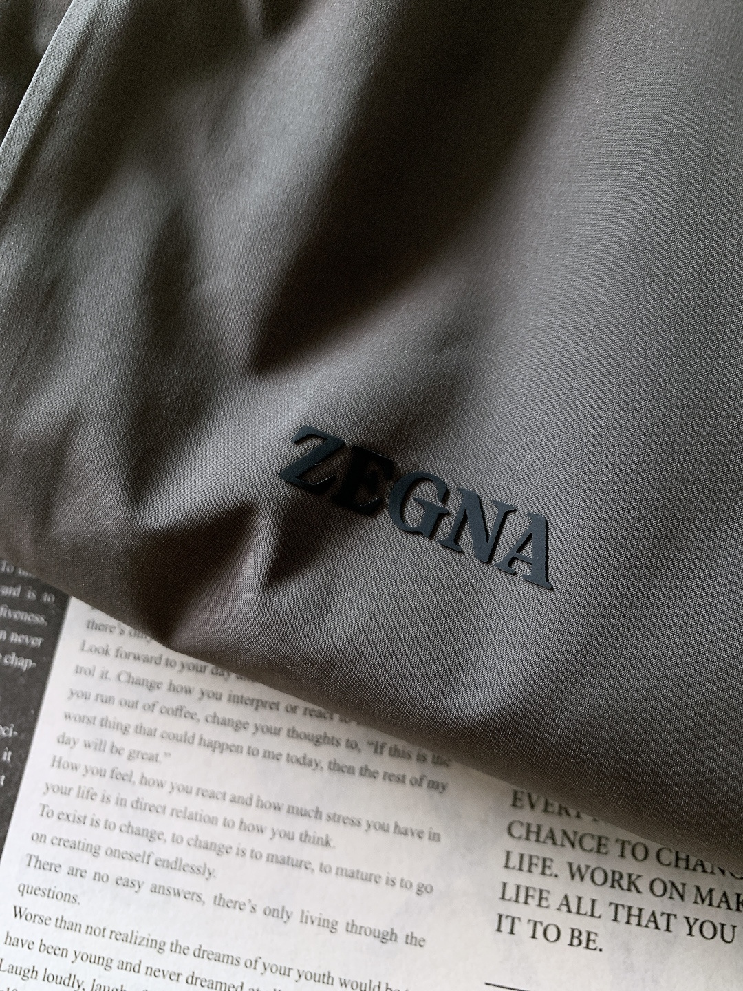 Ermenegildo Zegna 杰尼亚 2025FW秋冬新品 休闲连帽羽绒服。甄选高密尼龙外层，抗风