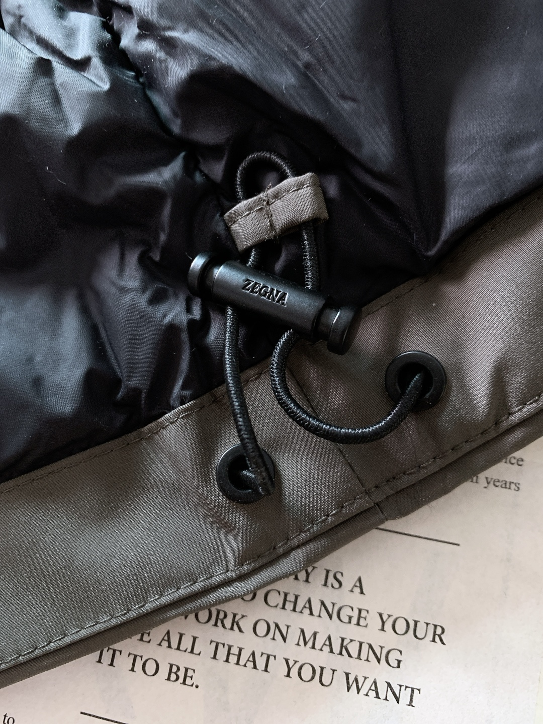 Ermenegildo Zegna 杰尼亚 2025FW秋冬新品 休闲连帽羽绒服。甄选高密尼龙外层，抗风