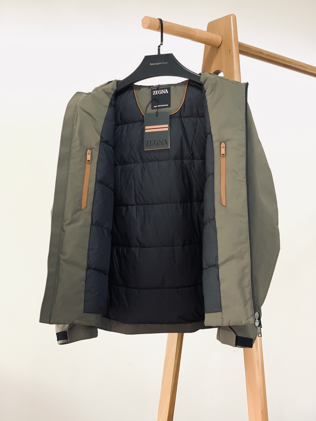 Ermenegildo Zegna 杰尼亚 2025FW秋冬新品 休闲连帽羽绒服。甄选高密尼龙外层，抗风