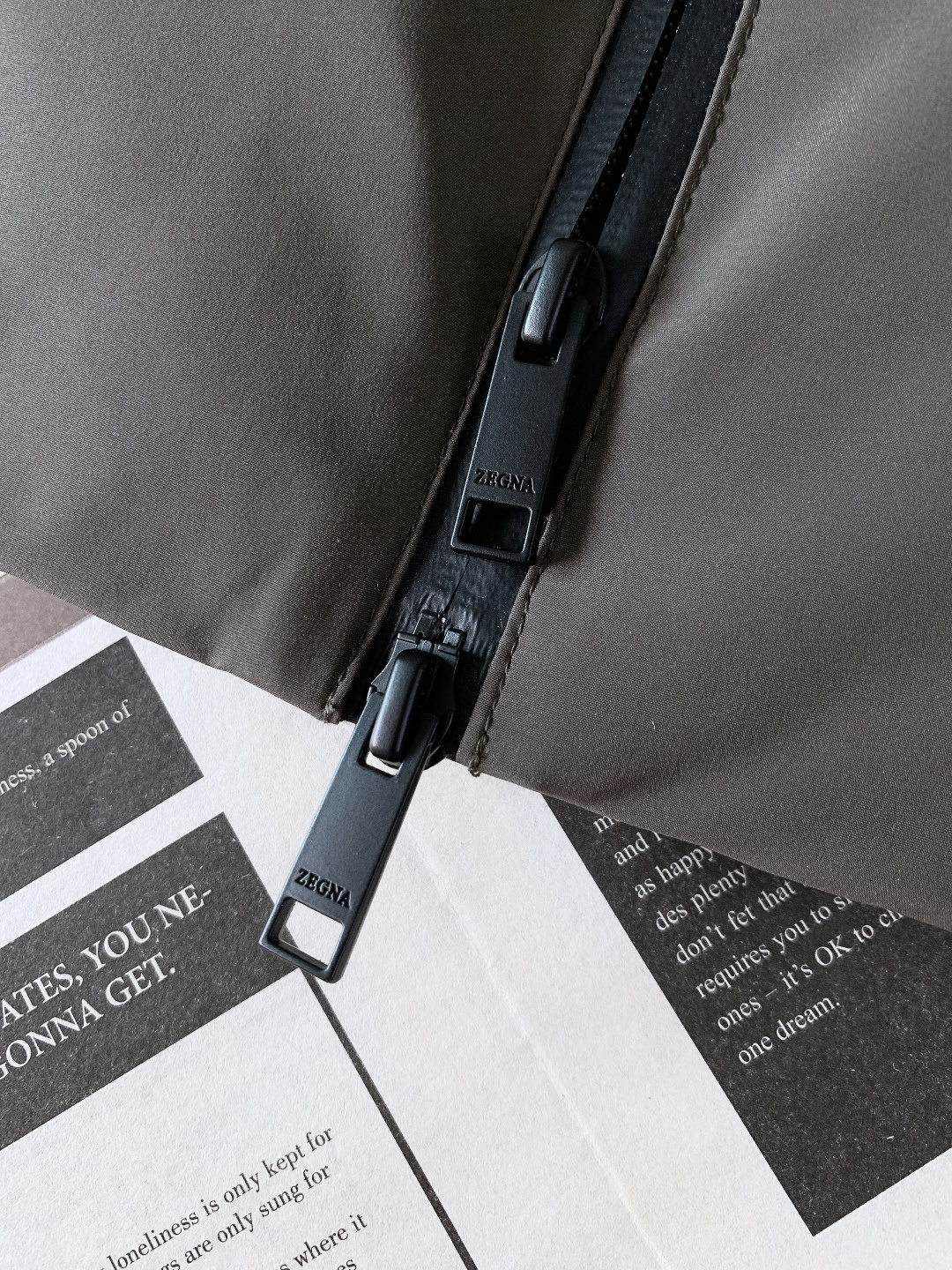 Ermenegildo Zegna 杰尼亚 2025FW秋冬新品 休闲连帽羽绒服。甄选高密尼龙外层，抗风