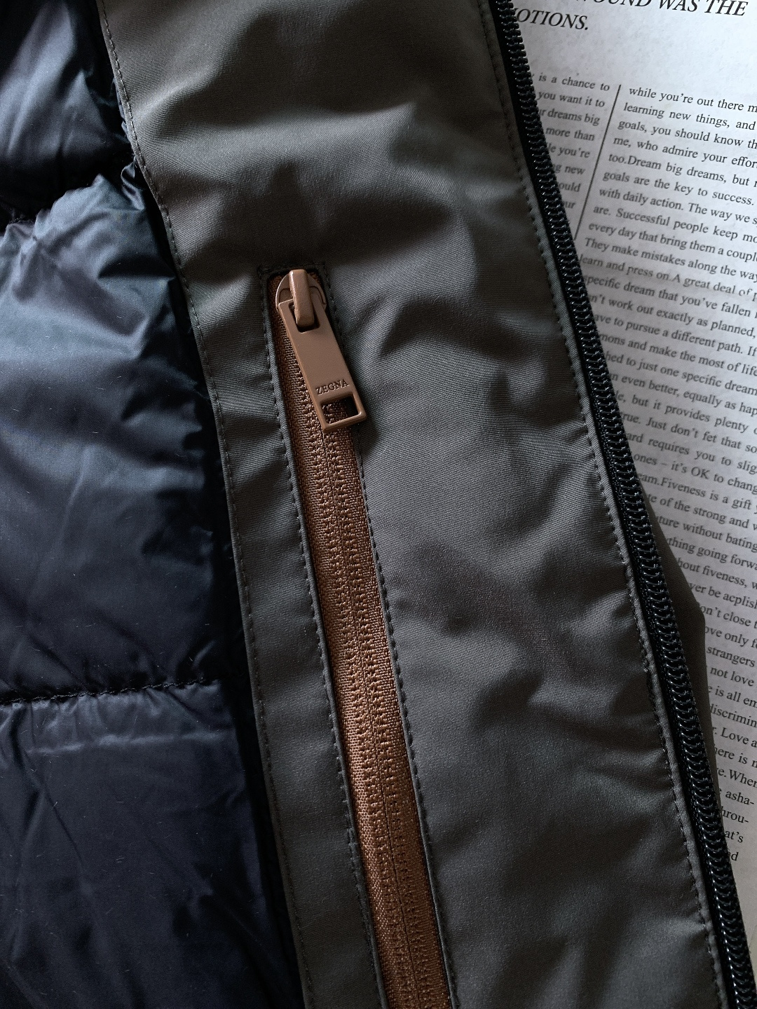 Ermenegildo Zegna 杰尼亚 2025FW秋冬新品 休闲连帽羽绒服。甄选高密尼龙外层，抗风