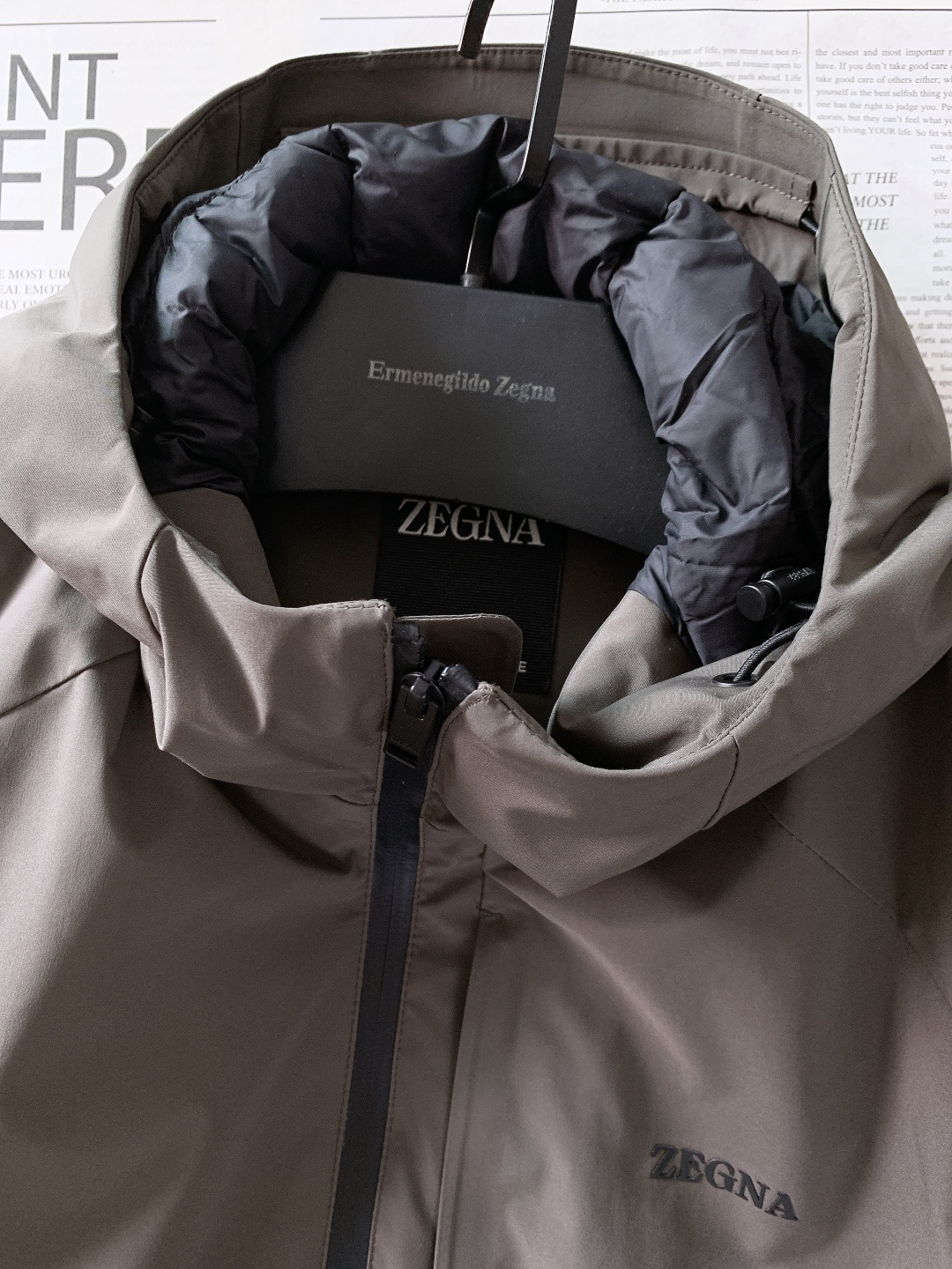 Ermenegildo Zegna 杰尼亚 2025FW秋冬新品 休闲连帽羽绒服。甄选高密尼龙外层，抗风