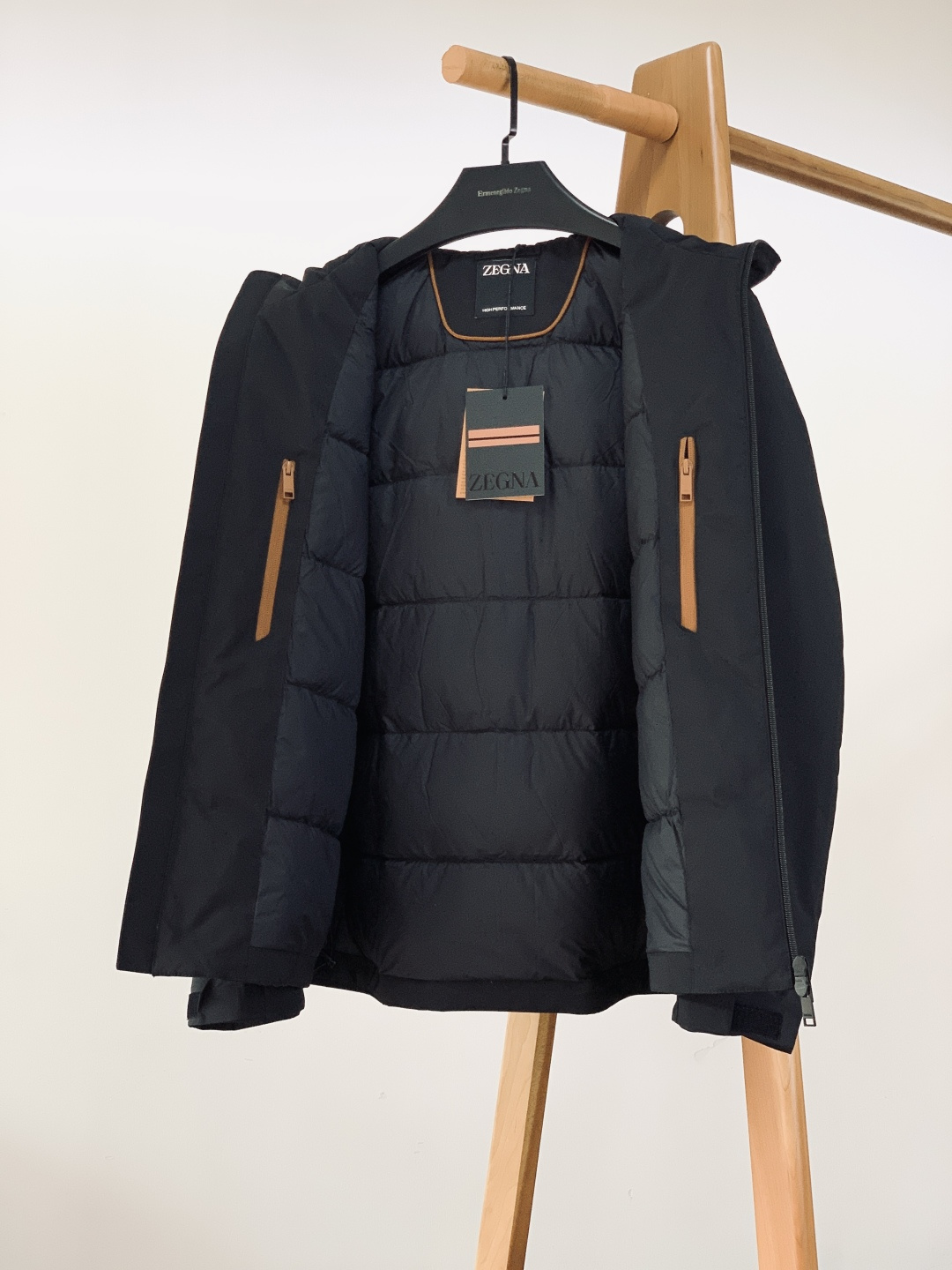 Ermenegildo Zegna 杰尼亚 2025FW秋冬新品 休闲连帽羽绒服。甄选高密尼龙外层，抗风