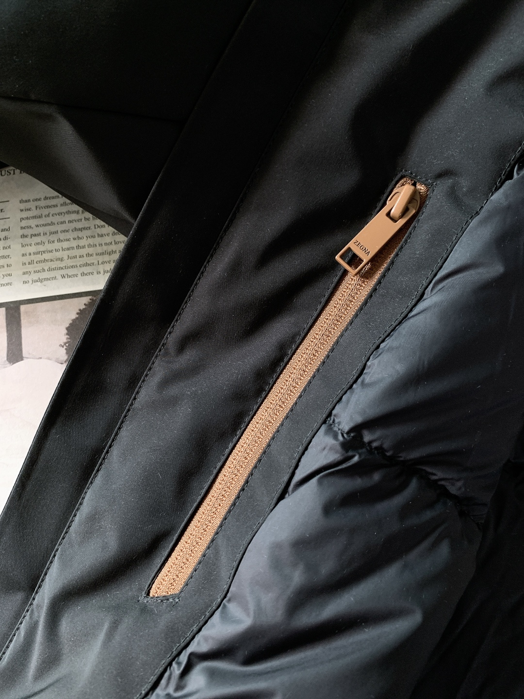 Ermenegildo Zegna 杰尼亚 2025FW秋冬新品 休闲连帽羽绒服。甄选高密尼龙外层，抗风