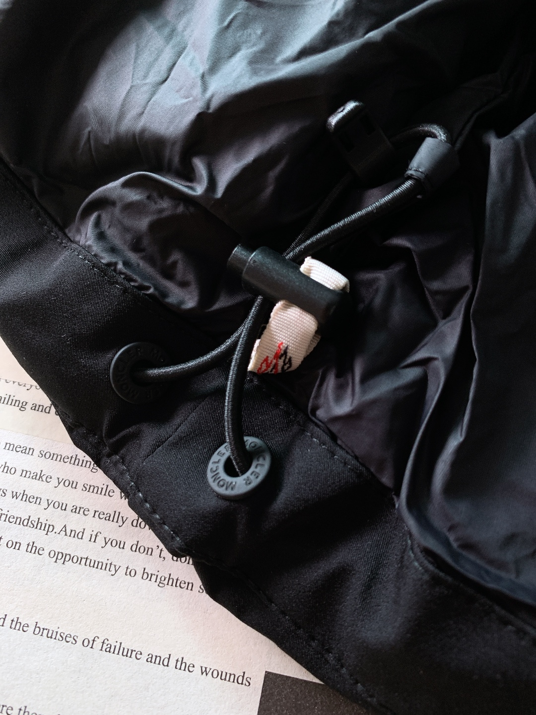 Moncler 蒙口 2025FW秋冬新品休闲连帽羽绒服。标志性三色刺绣徽章缀于臂袋，搭配刻字金属按扣，