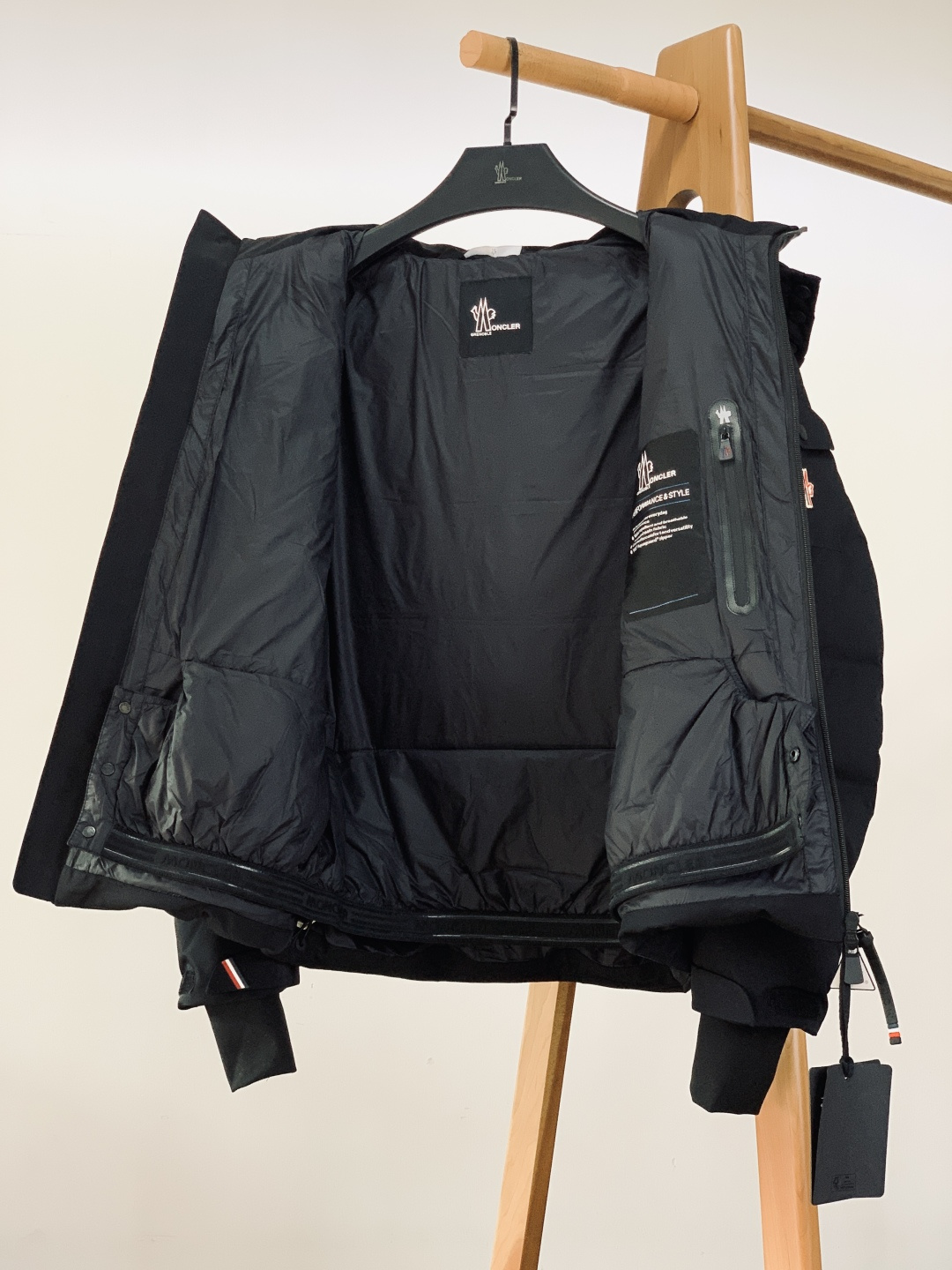 Moncler 蒙口 2025FW秋冬新品休闲连帽羽绒服。标志性三色刺绣徽章缀于臂袋，搭配刻字金属按扣，