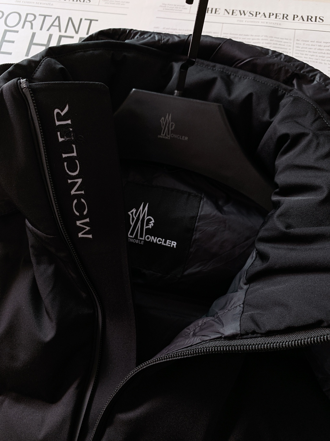 Moncler 蒙口 2025FW秋冬新品休闲连帽羽绒服。标志性三色刺绣徽章缀于臂袋，搭配刻字金属按扣，